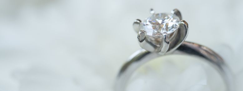 10 Stunning Engagement Rings Under $1000 That Will Steal Your Heart